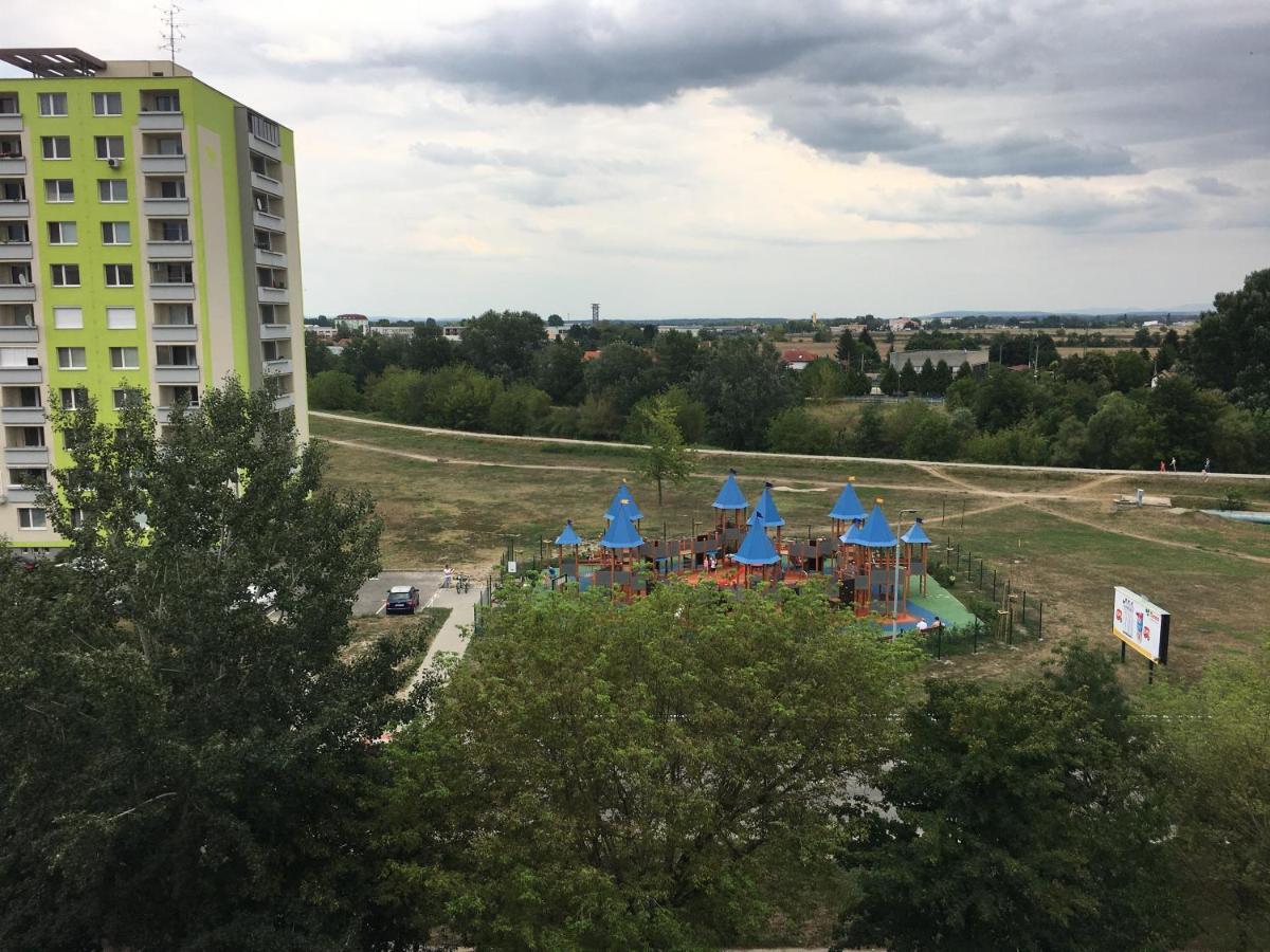 Lovely Studio Apartment Nove Zamky Bagian luar foto